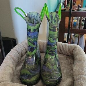 Camouflage Rain Boots with Green Handles